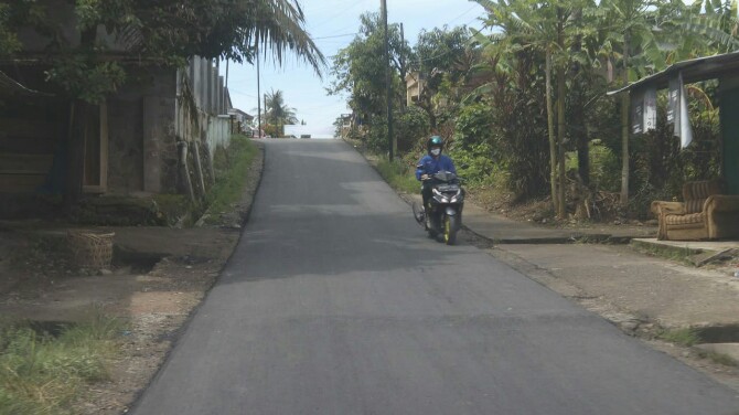 Seorang warga melintas di Jalan Petunia 8, Kelurahan Namo Gajah, Kecamatan Medan Tuntungan