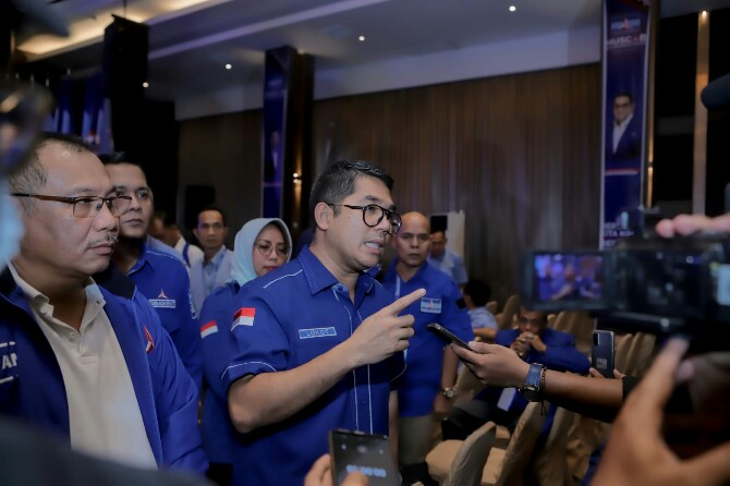 Ketua DPD Partai Demokrat Sumut, M Lokot Nasution berbicara pada wartawan belum lama ini.