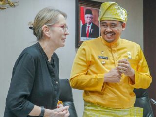 Walikota Medan, Bobby Nasution bercengkrama dengan perwakilan misi PBB di Indonesia, Galeri di Balai Kota Medan, Jumat (3/6/2022)