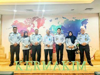 Kepala Divisi Keimigrasian Kanwil Kemenkumham Sumut (Divim Sumut), Ignatius Purwanto bersama tim Divim Sumut langsung bekerja cepat melakukan koordinasi dan konsultasi ke Direktur Kerjasama Keimigrasian Direktorat Jenderal Imigrasi Kementerian Hukum dan HAM, Dodi H. Tjondro.