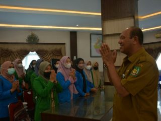 Plt Bupati Langkat, Syah Afandin penyapa para pelajar dan mahasiswa berprestasi yang mendapatkan bantuan sosial di Ruang Pola Kantor Bupati Langkat, Senin (6/6/2022)