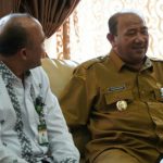 Plt Bupati Langkat, Syah Afandin berbincang dengan Dekan FKIP UMN, Samsul Bahri di Kantor Bupati Langkat, Senin (6/6/2022)