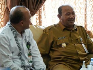 Plt Bupati Langkat, Syah Afandin berbincang dengan Dekan FKIP UMN, Samsul Bahri di Kantor Bupati Langkat, Senin (6/6/2022)