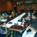 Para pedagang buku bekas di Lapangan Merdeka menyampaikan keluh kesahnya kepada Anggota Komisi III DPRD Medan, Senin (6/6/2022)