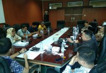 Para pedagang buku bekas di Lapangan Merdeka menyampaikan keluh kesahnya kepada Anggota Komisi III DPRD Medan, Senin (6/6/2022)