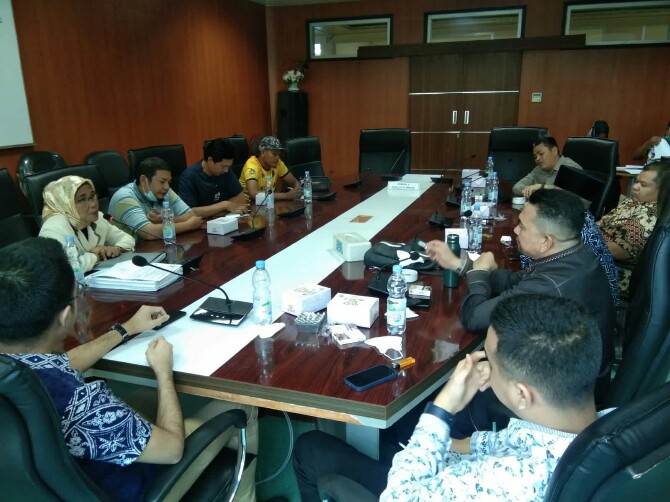 Para pedagang buku bekas di Lapangan Merdeka menyampaikan keluh kesahnya kepada Anggota Komisi III DPRD Medan, Senin (6/6/2022)
