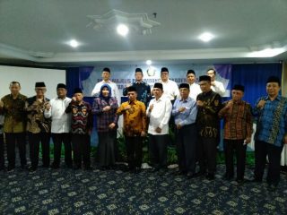 Rektor UIN Sumut Prof Dr Syahrin Harahap (depan, 6 dari kanan) berfoto bersama dengan jajaran Wakil Rektor, Guru Besar dan Dekan Pengelola Prodi Pascasarjana UIN Sumut dalam Rapat MPA UIN Sumut, di Hotel Madani, Selasa (7/6/2022). Rektor menekankan Wahdatul Ulum sebagai paradigma keilmuan UIN Sumut yang Transdisipliner Kolaboratif.(ist)