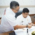 Walikota Medan, Bobby Afif Nasution berdiskusi dengan Kepala Bappeda Kota Medan, Benni Iskandar di sela-sela rapat anggaran di Kantor Walikota Medan
