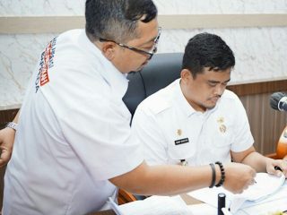Walikota Medan, Bobby Afif Nasution berdiskusi dengan Kepala Bappeda Kota Medan, Benni Iskandar di sela-sela rapat anggaran di Kantor Walikota Medan