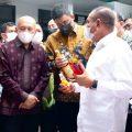 Walikota Medan, Bobby Nasution bersama Menteri Koperasi dan UMKM, Teten Masduki dan Gubsu, Edy Rahmayadi meninjau pengolahan minyak goreng merah di Jalan Brigjend Katamso, Kamis (9/6/2022)