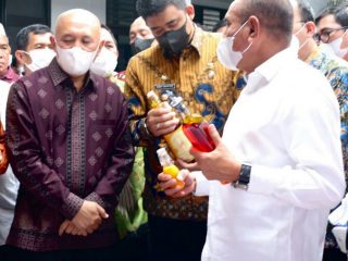 Walikota Medan, Bobby Nasution bersama Menteri Koperasi dan UMKM, Teten Masduki dan Gubsu, Edy Rahmayadi meninjau pengolahan minyak goreng merah di Jalan Brigjend Katamso, Kamis (9/6/2022)