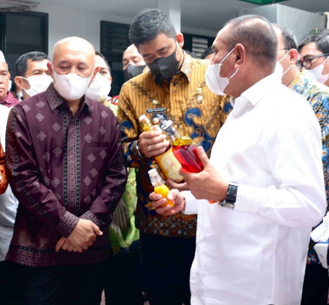 Walikota Medan, Bobby Nasution bersama Menteri Koperasi dan UMKM, Teten Masduki dan Gubsu, Edy Rahmayadi meninjau pengolahan minyak goreng merah di Jalan Brigjend Katamso, Kamis (9/6/2022)