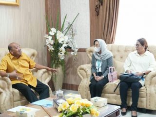 Plt Bupati Langkat, Syah Afandin saat menerima kunjungan MPHD USAID, Apsari di Kantor Bupati Langkat, Jumat (10/6/2022)