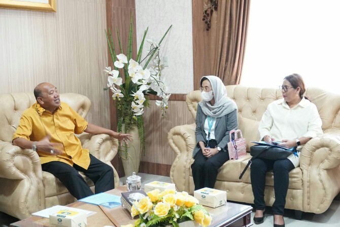Plt Bupati Langkat, Syah Afandin saat menerima kunjungan MPHD USAID, Apsari di Kantor Bupati Langkat, Jumat (10/6/2022)