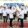 Ketua SMSI Sumut, Zulfikar menyerahkan pataka SMSI kepada Ketua SMSI Sergei, Zuhari yang baru dilantik, Sabtu (11/6/2022)