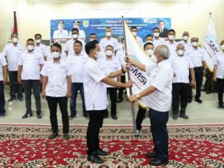 Ketua SMSI Sumut, Zulfikar menyerahkan pataka SMSI kepada Ketua SMSI Sergei, Zuhari yang baru dilantik, Sabtu (11/6/2022)