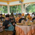 [12/6 12.21] Eeeepppp: MABMI Harus Punya Bargaening Dalam Menjadikan Melayu Lebih Besar dan Maju LANGKAT, kaldera.id - Plt Bupati Langkat, Syah Afandin mengungkapkan, maju dan kuatnya MABMI sebagai organisasi wadah melayu, tidak hanya sebatas pada kemapuan kinerja ketua selaku pemimpin organisasi, tapi ebih daripada tanggung jawab (responsibility) jajaran pengurus dan masyarakat. Untuk itu, pria yang akrab disapa Ondim ini berharap, MABMI sebagai organisasi melayu terbesar bersama banyaknya warna organisasi melayu yang menghimpun para tokoh dan cendikiawan mampu menjadikan hal tersebut sebagai bargening yang kuat dalam memperluas capaian - capaian serta jangkauan dalam menjadikan melayu lebih besar dan maju. "Dengan banyaknya warna dan pandangan melayu yang bersatu dalam penguatan kesamaan pemikiran, tentunya akan dapat menggali lebih banyak kemanfaatan sebagai upaya membangun dan memajukan melayu di tanah betuah," ungkap Ondim saat menghadiri Pelantikan PD MABMI Kabupaten Langkat masa Bhakti 2021 - 2026 di Jentera Malay Rumah Dinas Bupati Langkat, Stabat, Sabtu (11/6/2022). Dalam kesempatan itu dirinya mengucapkan selamat kepada Indra Salahudin yang kembali terpilih menjadi ketua MABMI secara aklamasi pada Musyawarah Daerah (Musda) ke -VII (7) Majelis Adat Melayu Indonesia (MABMI) Kabupaten Langkat dan juga kepada para pengurus yang merupakan tokoh tokoh handal di kabupaten Langkat. Ketua Pimpinan Wilayah MABMI Sumut, Zahir dalam sambutanya menyampaikan, seluruh pengurus PD MABMI harus terus menjalin koordinasi dengan bupati/walikota di seluruh di wilayah Sumut dalam upaya menjalin sinergitas untuk kemajuan bersama. Dia juga berharap, seluruh kepengurusan PD MABMI mampu menghilangkan perbedaan, perdebatan, serta rasa iri dalam upaya bersama membesarkan MABMI. Ia juga berharap PD MABMI Langkat menjadi lokomotif MABMI di Sumatera Utara. Sementara Datuk Sri H Samsul Arifin SE berharap, para pimpinan dan pengurus MABMI Langkat terus berupaya untuk mampu mengembalikan kejayaan MABMI di Kabupaten Langkat. "Dengan tetap mempertahankan kebersamaan, bersama membenahi pondasi yang mungkin terkikis akibat timbulnya perbedaan pandangan personal. Menyatukan isi hati untuk memperkecil ketersinggungan dan menjadikan satu tujuan yang sama. Sehingga mampu bersinergi dengan pemerintah dalam membangun kemajuan dan kemanfaatan," katanya. (reza) [12/6 12.22] Eeeepppp: Suasana Pelantikan Pengurus MABMI Langkat, Sabtu (11/6/2022)