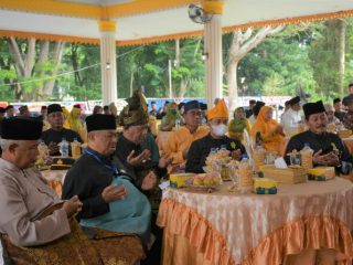 [12/6 12.21] Eeeepppp: MABMI Harus Punya Bargaening Dalam Menjadikan Melayu Lebih Besar dan Maju LANGKAT, kaldera.id - Plt Bupati Langkat, Syah Afandin mengungkapkan, maju dan kuatnya MABMI sebagai organisasi wadah melayu, tidak hanya sebatas pada kemapuan kinerja ketua selaku pemimpin organisasi, tapi ebih daripada tanggung jawab (responsibility) jajaran pengurus dan masyarakat. Untuk itu, pria yang akrab disapa Ondim ini berharap, MABMI sebagai organisasi melayu terbesar bersama banyaknya warna organisasi melayu yang menghimpun para tokoh dan cendikiawan mampu menjadikan hal tersebut sebagai bargening yang kuat dalam memperluas capaian - capaian serta jangkauan dalam menjadikan melayu lebih besar dan maju. "Dengan banyaknya warna dan pandangan melayu yang bersatu dalam penguatan kesamaan pemikiran, tentunya akan dapat menggali lebih banyak kemanfaatan sebagai upaya membangun dan memajukan melayu di tanah betuah," ungkap Ondim saat menghadiri Pelantikan PD MABMI Kabupaten Langkat masa Bhakti 2021 - 2026 di Jentera Malay Rumah Dinas Bupati Langkat, Stabat, Sabtu (11/6/2022). Dalam kesempatan itu dirinya mengucapkan selamat kepada Indra Salahudin yang kembali terpilih menjadi ketua MABMI secara aklamasi pada Musyawarah Daerah (Musda) ke -VII (7) Majelis Adat Melayu Indonesia (MABMI) Kabupaten Langkat dan juga kepada para pengurus yang merupakan tokoh tokoh handal di kabupaten Langkat. Ketua Pimpinan Wilayah MABMI Sumut, Zahir dalam sambutanya menyampaikan, seluruh pengurus PD MABMI harus terus menjalin koordinasi dengan bupati/walikota di seluruh di wilayah Sumut dalam upaya menjalin sinergitas untuk kemajuan bersama. Dia juga berharap, seluruh kepengurusan PD MABMI mampu menghilangkan perbedaan, perdebatan, serta rasa iri dalam upaya bersama membesarkan MABMI. Ia juga berharap PD MABMI Langkat menjadi lokomotif MABMI di Sumatera Utara. Sementara Datuk Sri H Samsul Arifin SE berharap, para pimpinan dan pengurus MABMI Langkat terus berupaya untuk mampu mengembalikan kejayaan MABMI di Kabupaten Langkat. "Dengan tetap mempertahankan kebersamaan, bersama membenahi pondasi yang mungkin terkikis akibat timbulnya perbedaan pandangan personal. Menyatukan isi hati untuk memperkecil ketersinggungan dan menjadikan satu tujuan yang sama. Sehingga mampu bersinergi dengan pemerintah dalam membangun kemajuan dan kemanfaatan," katanya. (reza) [12/6 12.22] Eeeepppp: Suasana Pelantikan Pengurus MABMI Langkat, Sabtu (11/6/2022)
