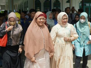 Plt Ketua TP PKK Langkat, Endang Syah Afandin dampingi Ketua TP PKK Sumut, Nawal Lubis saat meninjau kegiatan Khitanan Massal Karang Taruna Langkat, Sabtu (11/6/2022)