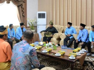 Plt Bupati Langkat, Syah Afandin ketika bertemu pengurus BKPRMI Langkat di Kantor Bupati Langkat, Sabtu (11/6/2022)