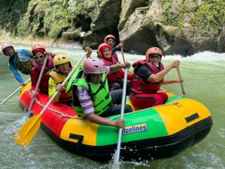 Para masyarakat sedang bermain Arung jeram di Sungai Bah Bolon, Serdang Bedagai