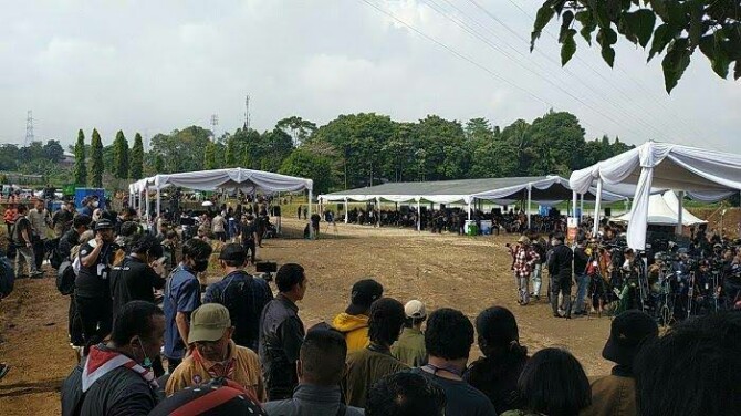 Suasana proses pemakaman Emmeril Kahn Mumtaz, putra sulung Ridwan Kamil di Desa Cimawung, Jawa Barat, Senin (13/6/2022)