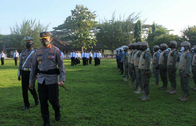 Kapolrestabes Medan, Kombes Pol Valentino mengecek kesiapan pasukan saat apel personel Operasi Toba 2022, Senin (13/6/2022)