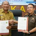 Plt Bupati Langkat dan Kajari Langkat usai penandatanganan MoU bidang perdata dan TUN