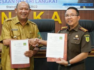 Plt Bupati Langkat dan Kajari Langkat usai penandatanganan MoU bidang perdata dan TUN