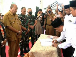 Para Calon Kades Tandatangani Kesepakatan di depan Plt Bupati Langkat dan disaksikan Forkopimda Langkat, Senin (13/6/2022)