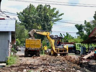 Sejumlah personel Dinas PU Medan tengah mematangkan lahan Jalan Aman, Kecamatan Medan Helvetia dibantu alat berat. Jalan tersebut kembali dilebarkan 8 meter