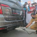 Wakil Walikota Medan, Aulia Rachman lakukan uji emisi Salah satu kendaraan yang melintas di Jalan Pengadilan Medan, Selasa (14/6/2022)