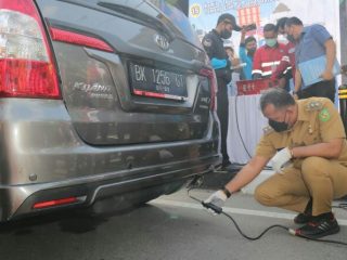 Wakil Walikota Medan, Aulia Rachman lakukan uji emisi Salah satu kendaraan yang melintas di Jalan Pengadilan Medan, Selasa (14/6/2022)