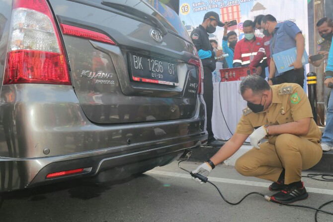 Wakil Walikota Medan, Aulia Rachman lakukan uji emisi Salah satu kendaraan yang melintas di Jalan Pengadilan Medan, Selasa (14/6/2022)