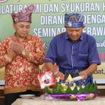 Plt Bupati Langkat, Syah Afandin didampingi Ketua PPNI Langkat memotong tumpeng saat HUT PPNI, Selasa (14/6/2022)