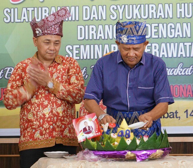 Plt Bupati Langkat, Syah Afandin didampingi Ketua PPNI Langkat memotong tumpeng saat HUT PPNI, Selasa (14/6/2022)