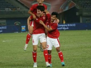 Para pemain Timnas Indonesia merayakan gol E Baggott ke gawang Nepal. Indonesia menang 7-0 dan tampil di Piala Asia 2023