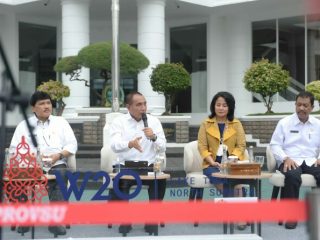 Gubernur Sumatera Utara (Sumut) Edy Rahmayadi memberikan keterangan pers mengenai penyelenggaraan Women-20 (W20) di Halaman Kantor Gubernur Sumut Jalan Diponegoro Nomor 30 Medan, Rabu (15/6). W20 akan berlangsung pada 19-21 Juli di Danau Toba, tepatnya di Parapat Kabupaten Simalungun, Sumut.