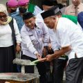 Plt Bupati Langkat, Syah Afandin ikut mengaduk semen peletakan batu pertama Masjid Assyakirin, Rabu (15/6/2022)