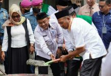Plt Bupati Langkat, Syah Afandin ikut mengaduk semen peletakan batu pertama Masjid Assyakirin, Rabu (15/6/2022)