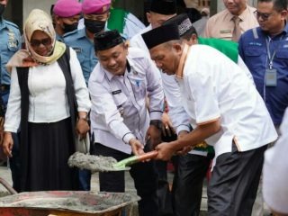 Plt Bupati Langkat, Syah Afandin ikut mengaduk semen peletakan batu pertama Masjid Assyakirin, Rabu (15/6/2022)