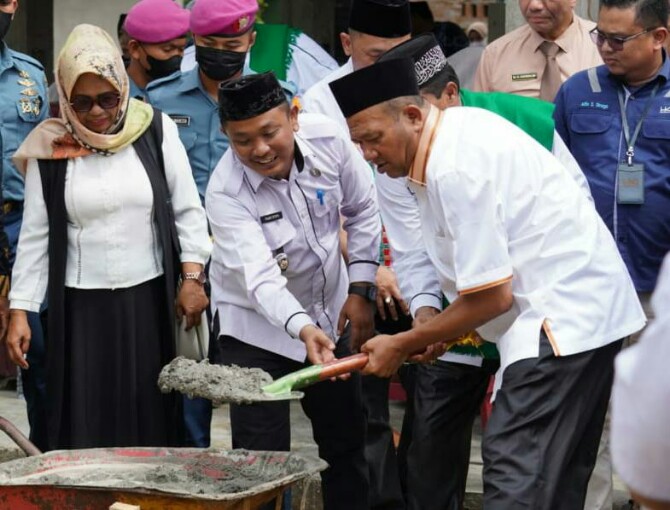 Plt Bupati Langkat, Syah Afandin ikut mengaduk semen peletakan batu pertama Masjid Assyakirin, Rabu (15/6/2022)