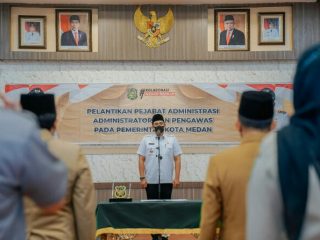 Walikota Medan, Bobby Afif Nasution saat melantik 15 pejabat administrasi dan pengawas di lingkungan Pemko Medan, Rabu (15/6/2022)