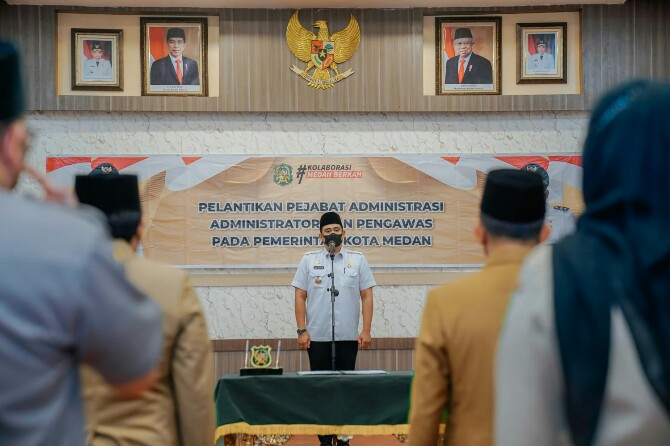 Walikota Medan, Bobby Afif Nasution saat melantik 15 pejabat administrasi dan pengawas di lingkungan Pemko Medan, Rabu (15/6/2022)