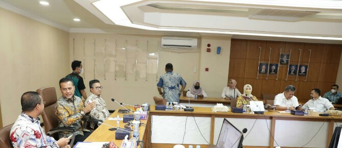 Wakil Gubernur Sumatra Utara, Musa Rajekshah, Memimpin Rapat Bersama Dirut Bank Sumut dan Beberapa Staff di Lantai 3 Kantor Pusat Bank Sumut, Jalan Imam Bonjol Medan, Rabu 15 Juni 2022.(kaldera/diskominfo)