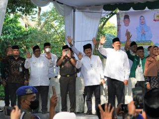 Plt Bupati Langkat beserta istri dan Forkompimda Langkat melepas calon jamaah haji di Alun alun T Amir Hamzah, Kamis(16/6/2022)
