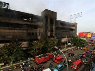 Pasar Aksara yang lama saat terbakar beberapa tahun lalu