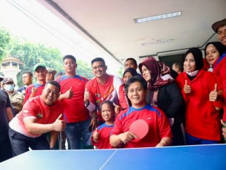 Walikota Medan, Bobby Nasution berfoto bersama dengan warga disela sela kegiatan CFD , Minggu (19/6/2022)