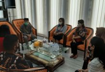 Sekelompok masyarakat Kecamatan Medan Belawan menolak pembangunan tanggul rob.