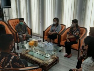 Sekelompok masyarakat Kecamatan Medan Belawan menolak pembangunan tanggul rob.